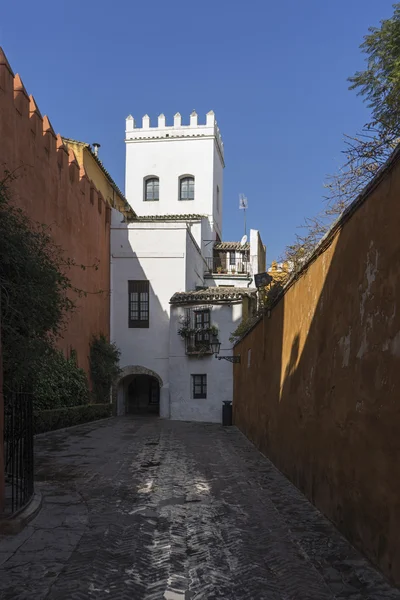Spazieren durch die alten Straßen von Sevilla und heute Judera Nachbarschaft genannt Santacruz — Stockfoto