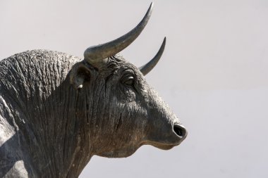 bullring Ronda içinde boğa onuruna bronz heykel