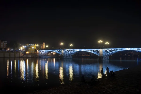 El río Guadalquivir pasa por el puente de Triana en Sevilla — Foto de Stock