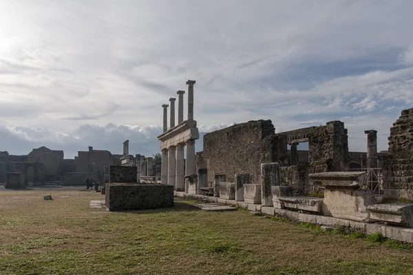 Restos arqueológicos de la antigua ciudad romana de Pompeya, Italia —  Fotos de Stock
