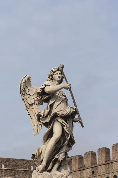 ローマ ベルニーニによって天使の石彫刻 — ストック写真