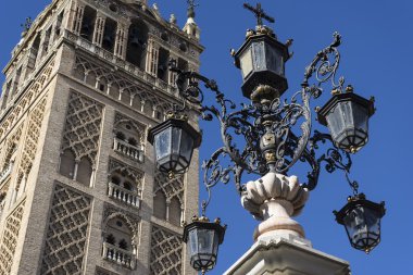 Seville, La Giralda anıtları