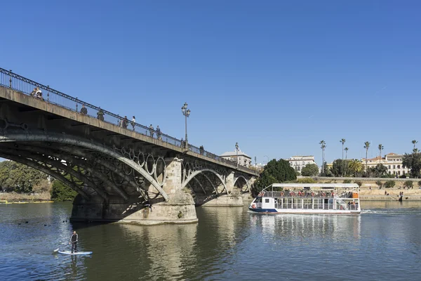 El río Guadalquivir sobre el puente de Triana en Sevilla — Foto de Stock
