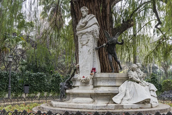 Monumento dedicado al poeta Gustavo Adolfo Bcquer en Sevilla —  Fotos de Stock