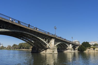 Guadalquivir Nehri Seville Triana köprüsü üzerinde
