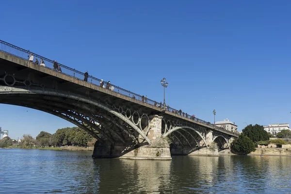 Rzeki Gwadalkiwir nad most Triana w Sewilli — Zdjęcie stockowe