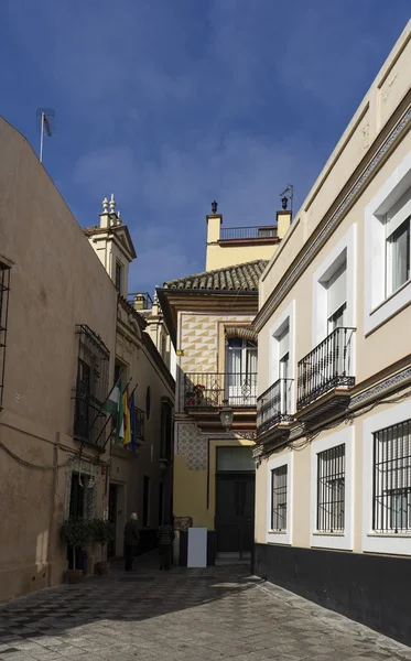 Wandeling door de oude straten van Sevilla en vandaag judera wijk genaamd Santacruz — Stockfoto