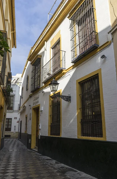 Paseando por las antiguas calles de Sevilla y hoy judera barrio llamado Santacruz — Foto de Stock