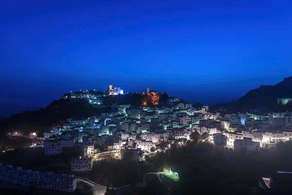 Hermoso pueblo blanco andaluz en la provincia de Málaga, Casares — Foto de Stock