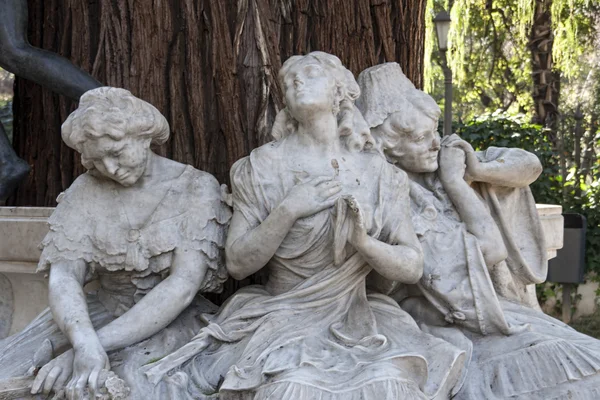 Detalles del monumento dedicado al poeta Gustavo Adolfo Becquer en Sevilla —  Fotos de Stock