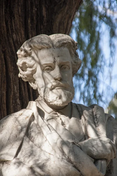 Detalles del monumento dedicado al poeta Gustavo Adolfo Becquer en Sevilla — Foto de Stock
