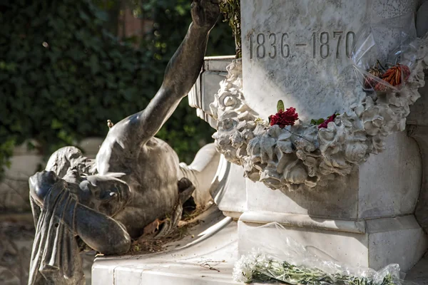 Detalles del monumento dedicado al poeta Gustavo Adolfo Becquer en Sevilla —  Fotos de Stock