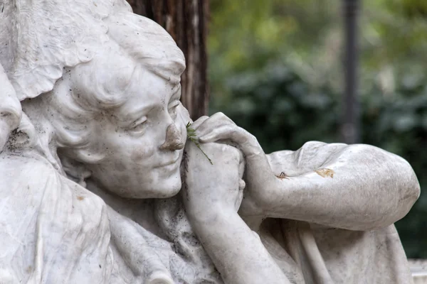 Detalles del monumento dedicado al poeta Gustavo Adolfo Becquer en Sevilla —  Fotos de Stock