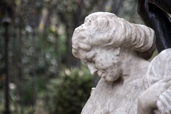 Детали памятника поэту Густаво Адольфо Беккеру в Севилье — стоковое фото