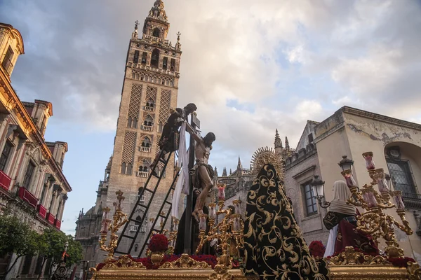 Trinity, kutsal hafta Seville kardeşlik gizemini geçmek