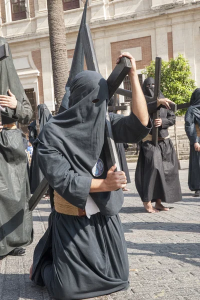 Botgörare med sitt kors, heliga veckan i Sevilla Nazarene broderskap av studenter — Stockfoto