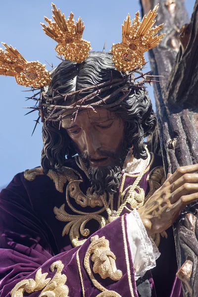 Jesus com a cruz, Semana Santa em Sevilha, Irmandade de San Roque — Fotografia de Stock