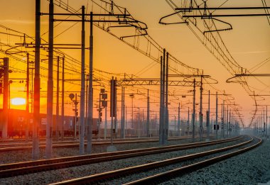 Gün batımında raylı tren istasyonu