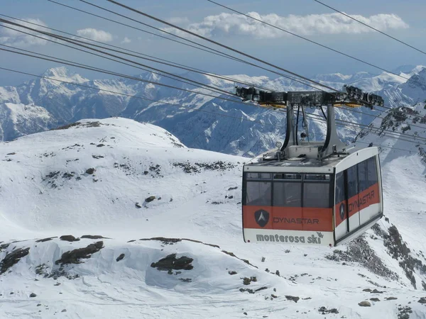 Gressoney Saint Jean Italy 2015年3月4日 在雪地上高空运送游客的通道 — 图库照片