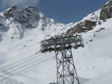 Gressoney-Saint-Jean İtalya 4 Mart 2015: Tertemiz kar üzerinde yüksek irtifada turistlerin taşınması için Cableway