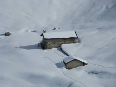 Monte Rosa 'da kara gömülmüş bir sığınak.