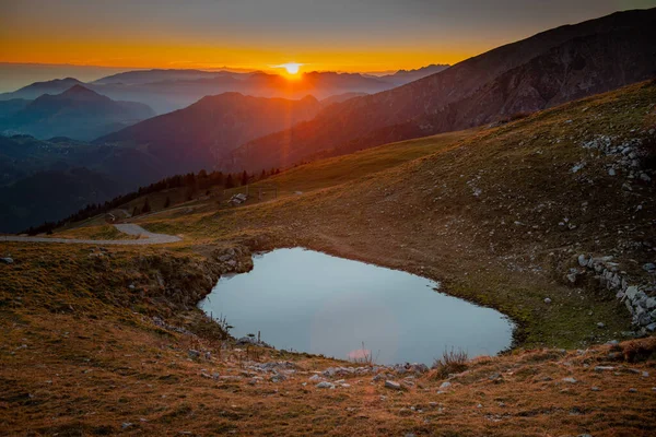 山頂を反映した山の池 — ストック写真