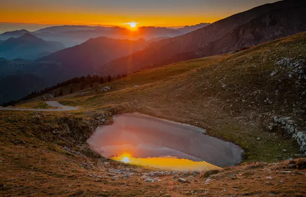 Horský Rybník Odrážející Vrcholky — Stock fotografie