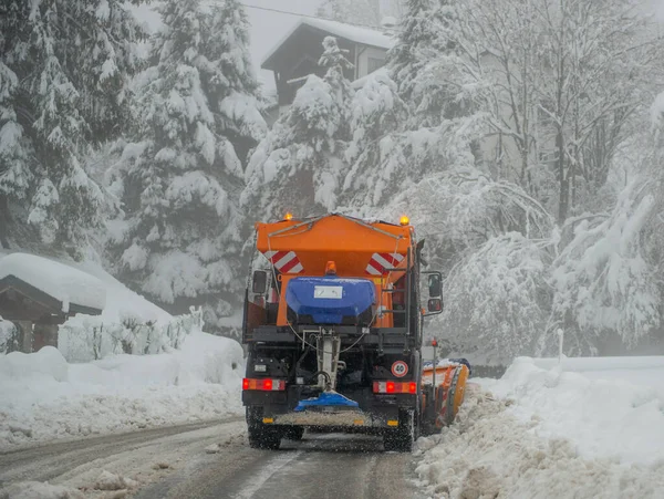 Sgombero Della Neve Nella Strada Montagna — Foto Stock