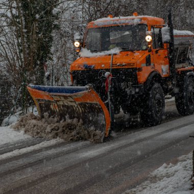 Dağ yolunda kar yağıyor.