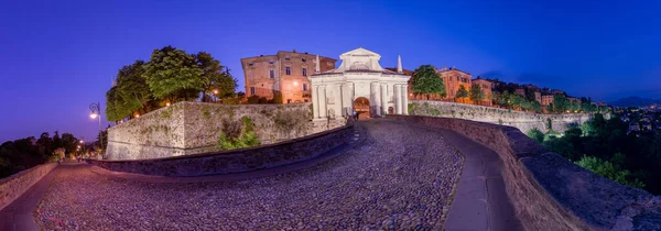 Eski Bergamo şehrinin Porta San Giacomo girişi