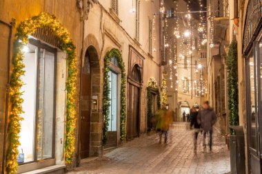 Bergamo İtalya 15 Aralık 2018: Bergamo 'nun eski kesimindeki sokaklar yıl sonu kutlamaları için aydınlatıldı