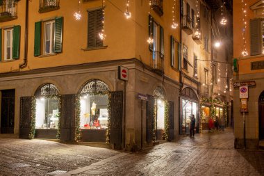 Bergamo İtalya 15 Aralık 2018: Bergamo 'nun eski kesimindeki sokaklar yıl sonu kutlamaları için aydınlatıldı