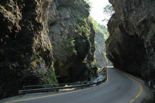 Gefährliche Straße Zwischen Den Felsen — Stockfoto