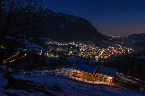 Hegyi Falu Ikon Naplementekor — Stock Fotó