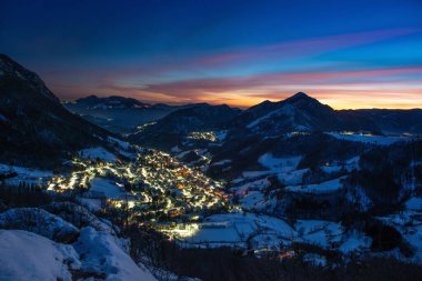 Gün batımında karlı kayak merkezi