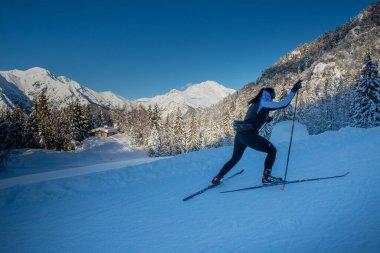Serina Bergamo İtalya 8 Ocak 2021: Conca del 'Alben pistinde kros kayağı yapan kız
