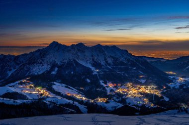 Gün batımında karlı dağ köyü