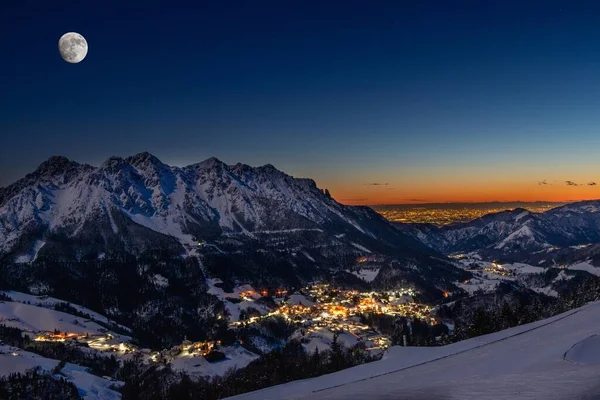 Mountain Village Snow Moon — Stock Photo, Image