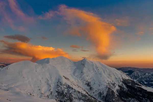 Montaña Nevada Con Nubes Atardecer —  Fotos de Stock