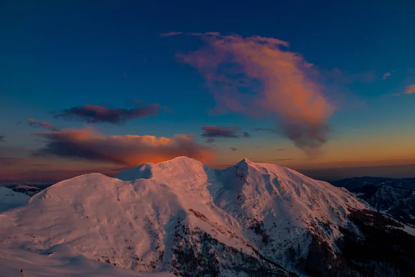 Snowy Góra Chmurami Zachodzie Słońca — Zdjęcie stockowe