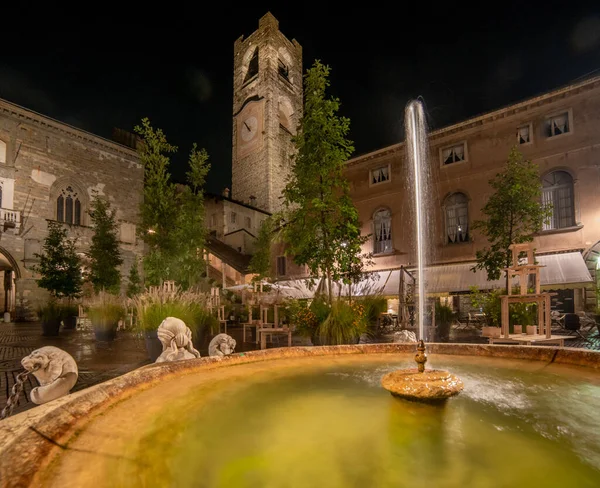 在Bergamo的旧广场上的喷泉 — 图库照片