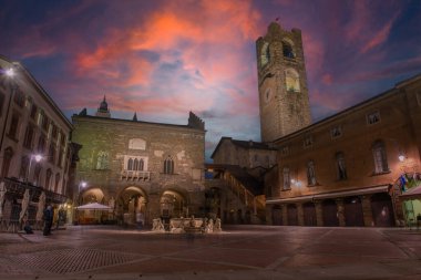 Üst kasaba Bergamo 'nun merkezindeki eski meydan.