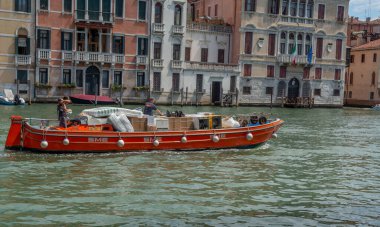 Venedik İtalya 18 Temmuz 2020: Venedik Büyük Kanalı 'nda gemiyle nakliye