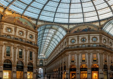 Milan İtalya 29 Mart 2021: Galleria vittorio emanuele 'deki lüks mağazalar, Piazza Duomo' yu Milan 'daki Scala tiyatrosuna bağlıyor