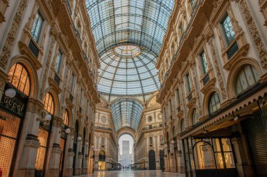 Milan İtalya 29 Mart 2021: Galleria vittorio emanuele 'deki lüks mağazalar, Piazza Duomo' yu Milan 'daki Scala tiyatrosuna bağlıyor
