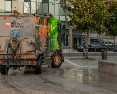 Milan İtalya 29 Mart 2021: Milano tren istasyonunda sokak yıkaması için jeti olan bir araç