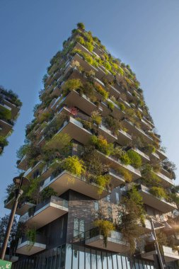 Milan 'ın Isola ilçesinde, balkonlarda büyüyen ağaçlarla birlikte Bosco Verticale 