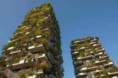 Milan 'ın Isola ilçesinde, balkonlarda büyüyen ağaçlarla birlikte Bosco Verticale 