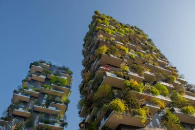 Milan 'ın Isola ilçesinde, balkonlarda büyüyen ağaçlarla birlikte Bosco Verticale 
