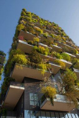 Milan 'ın Isola ilçesinde, balkonlarda büyüyen ağaçlarla birlikte Bosco Verticale 
